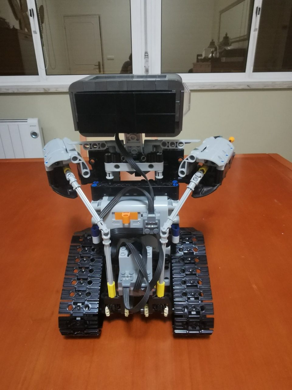 Robô motorizado compatível com lego