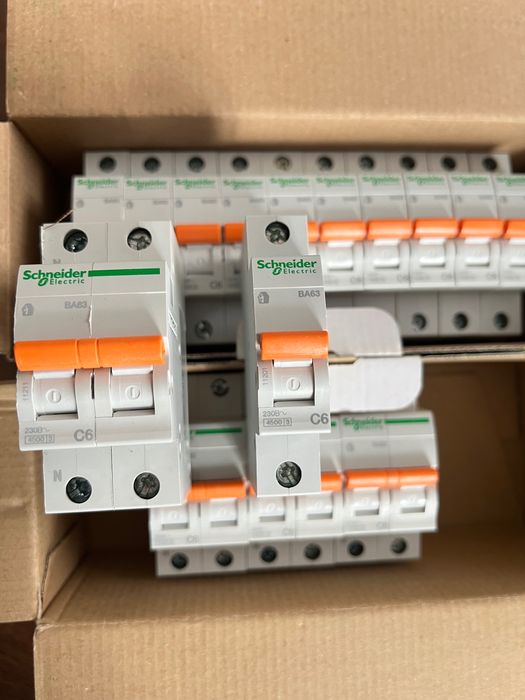 Авт. вимикач Schneider Electric ВА63 3Р С50 А 4,5 кА 11228 є інші