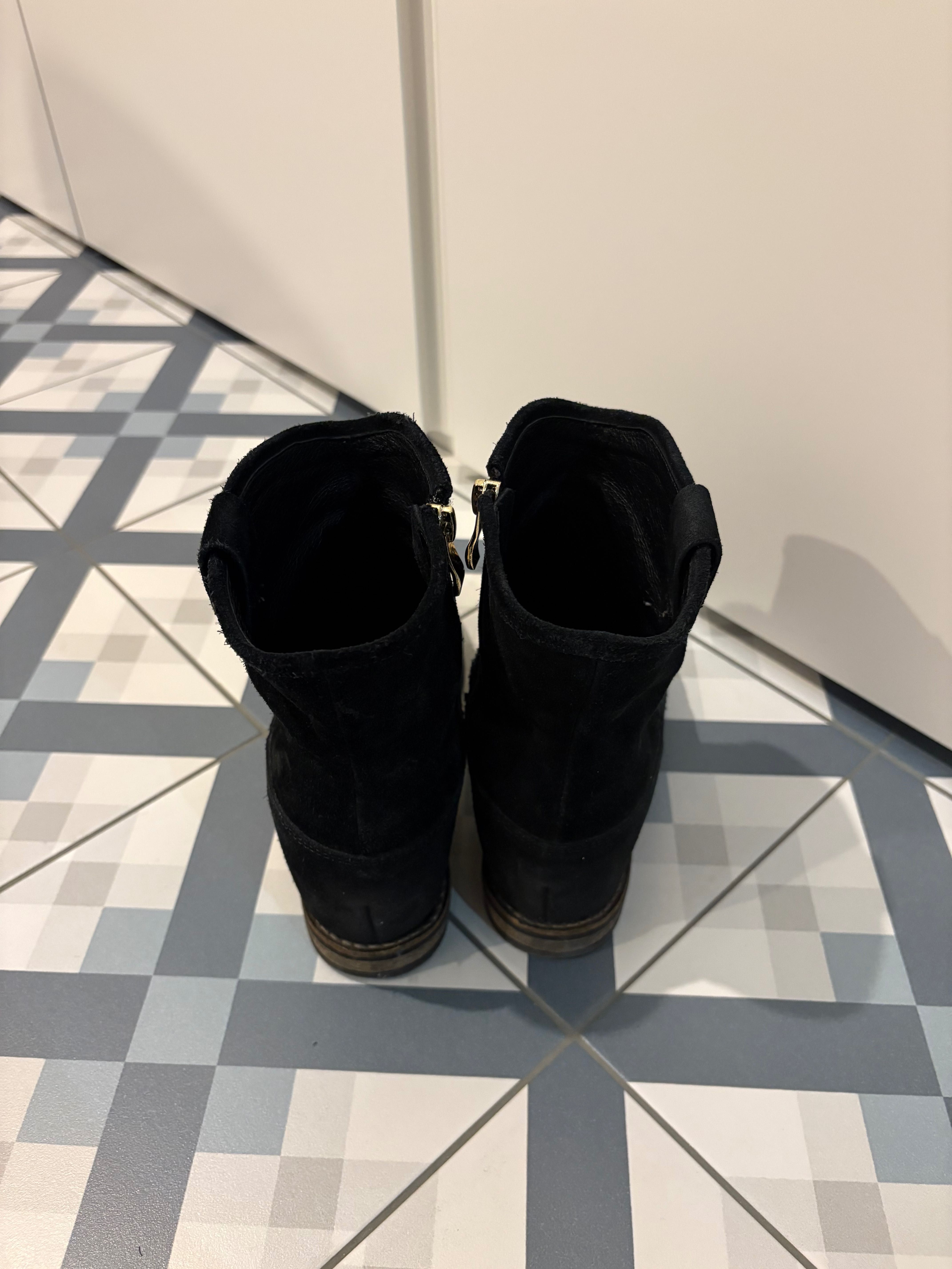 Czarne zamszowe buty Carinii r 36