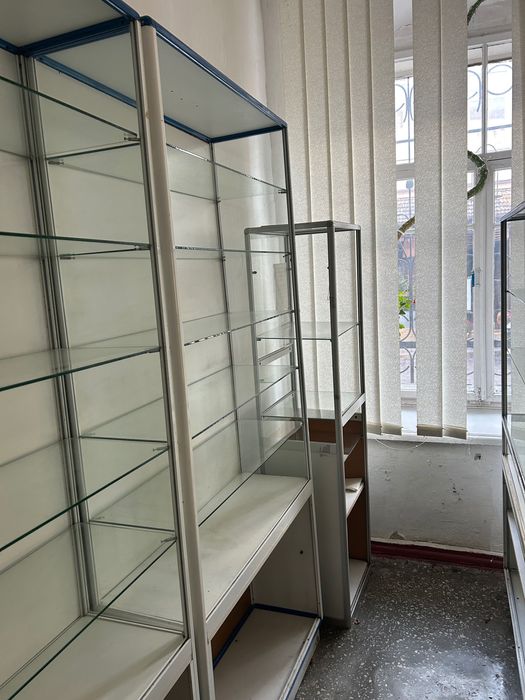 Офісна мебель різного фасони у гарному стані