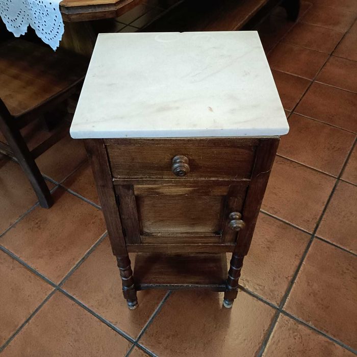 Mesa de cabeceira antiga com pedra mármore - Peça Vintage