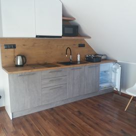 Apartament w Chmielnie, pokoje każdy z łazienką i wyposażoną kuchnią.