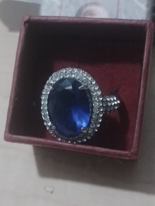 Lindo anel em ródio e pedra azul