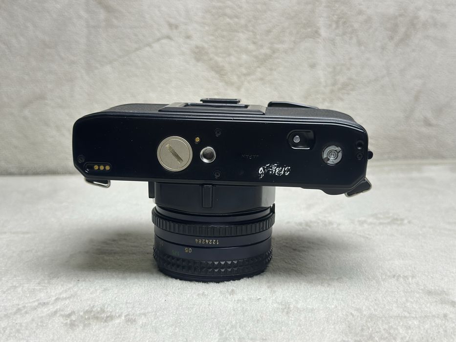 Minolta X-7A z obiektywem 50mm f2 aparat analogowy tradycyjny
