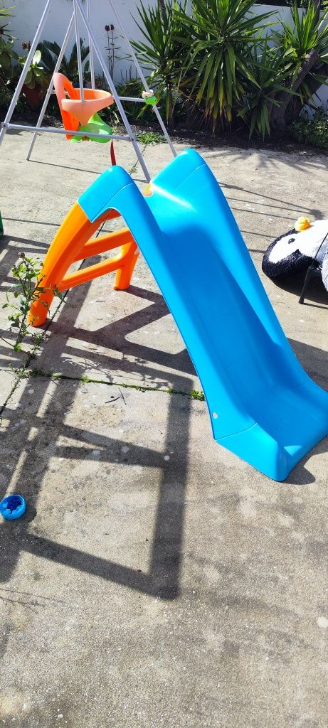 Escorrega e baloiço Feber criança