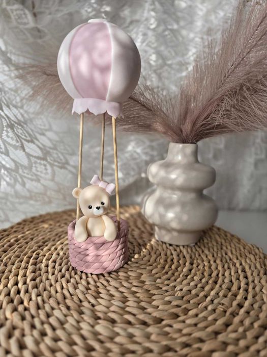 Figurka na tort z masy cukrowej Miś w balonie topper chrzest urodziny