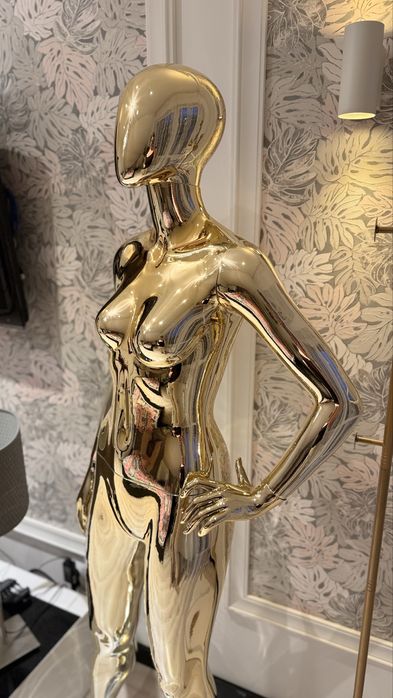 Manekin złoty jak nowy