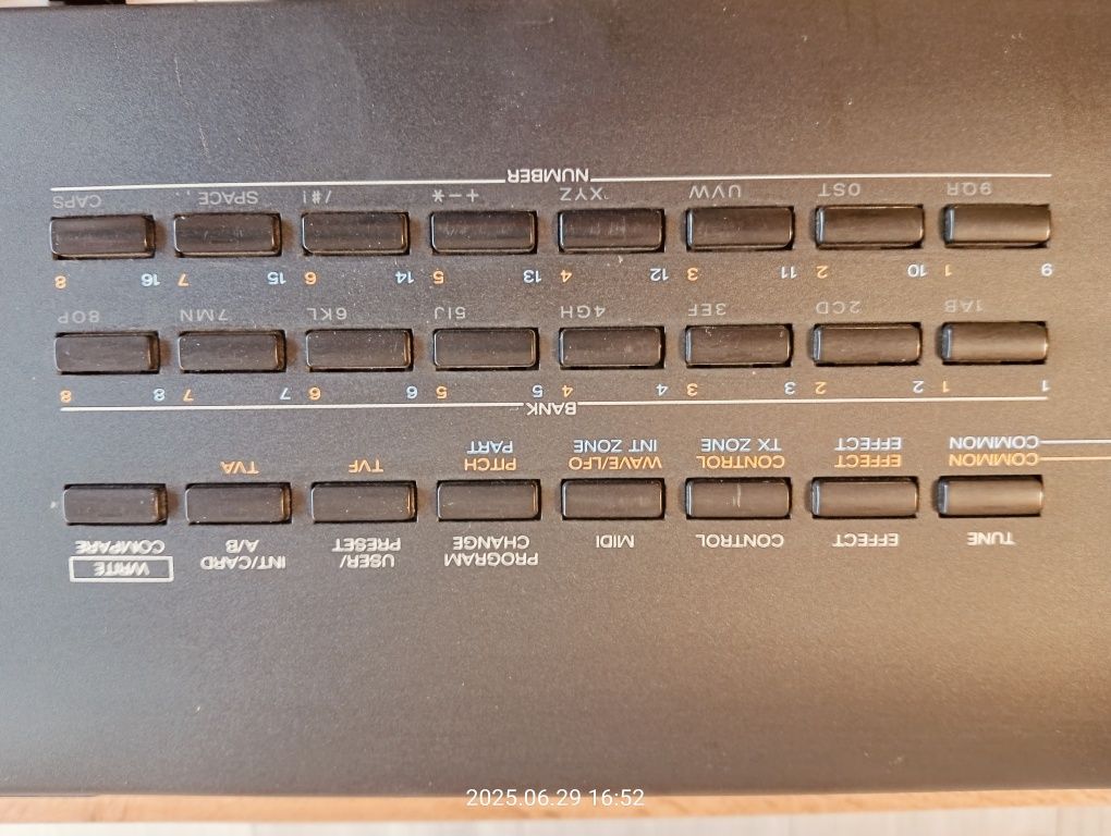 Organy Roland JV-80