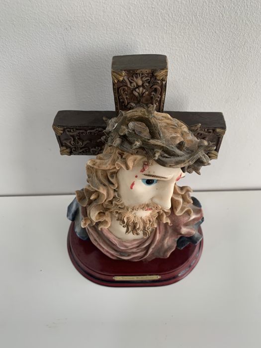 Decoração de jesus com base em madeira