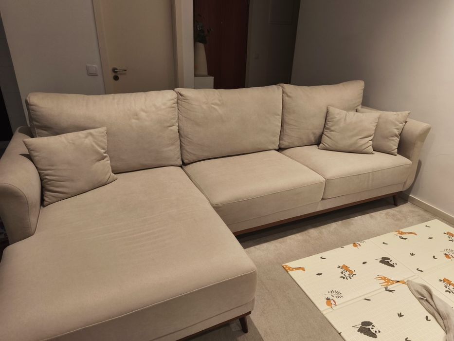 Sofá de 3 metros com chaise longue, Lojas Jom e boas condições.