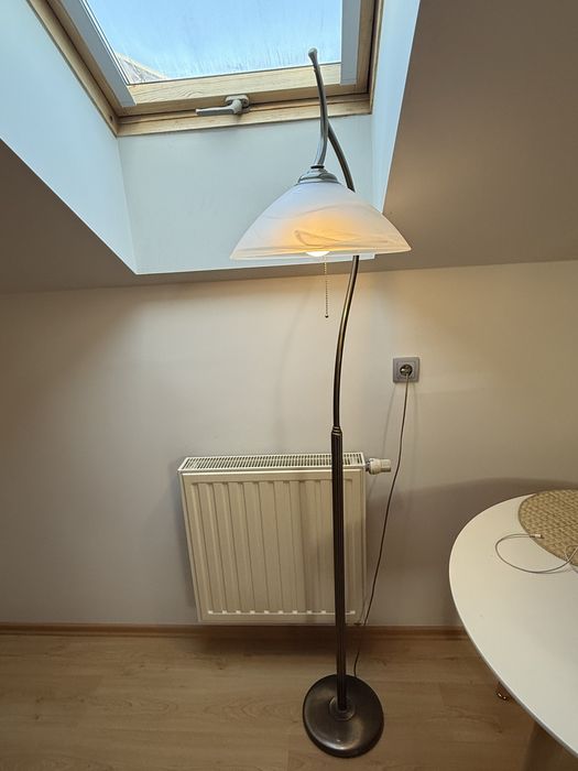 Lampa stojąca mosiężna ze szklanym kloszem