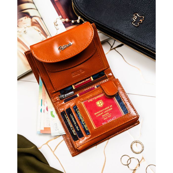 skórzany portfel damski w brązowym kolorze zamykany zatrzaskiem