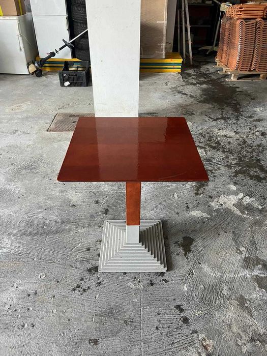 Mesa em madeira com suporte de ferro