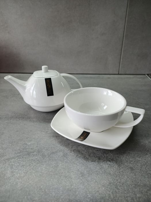 Czajniczek wraz z filiżanką i spodkiem