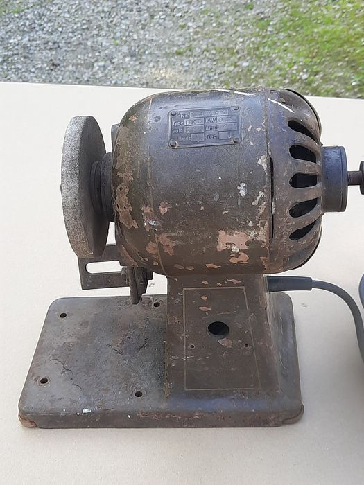 Zabytkowy silnik elektryczny-szlifierka.
