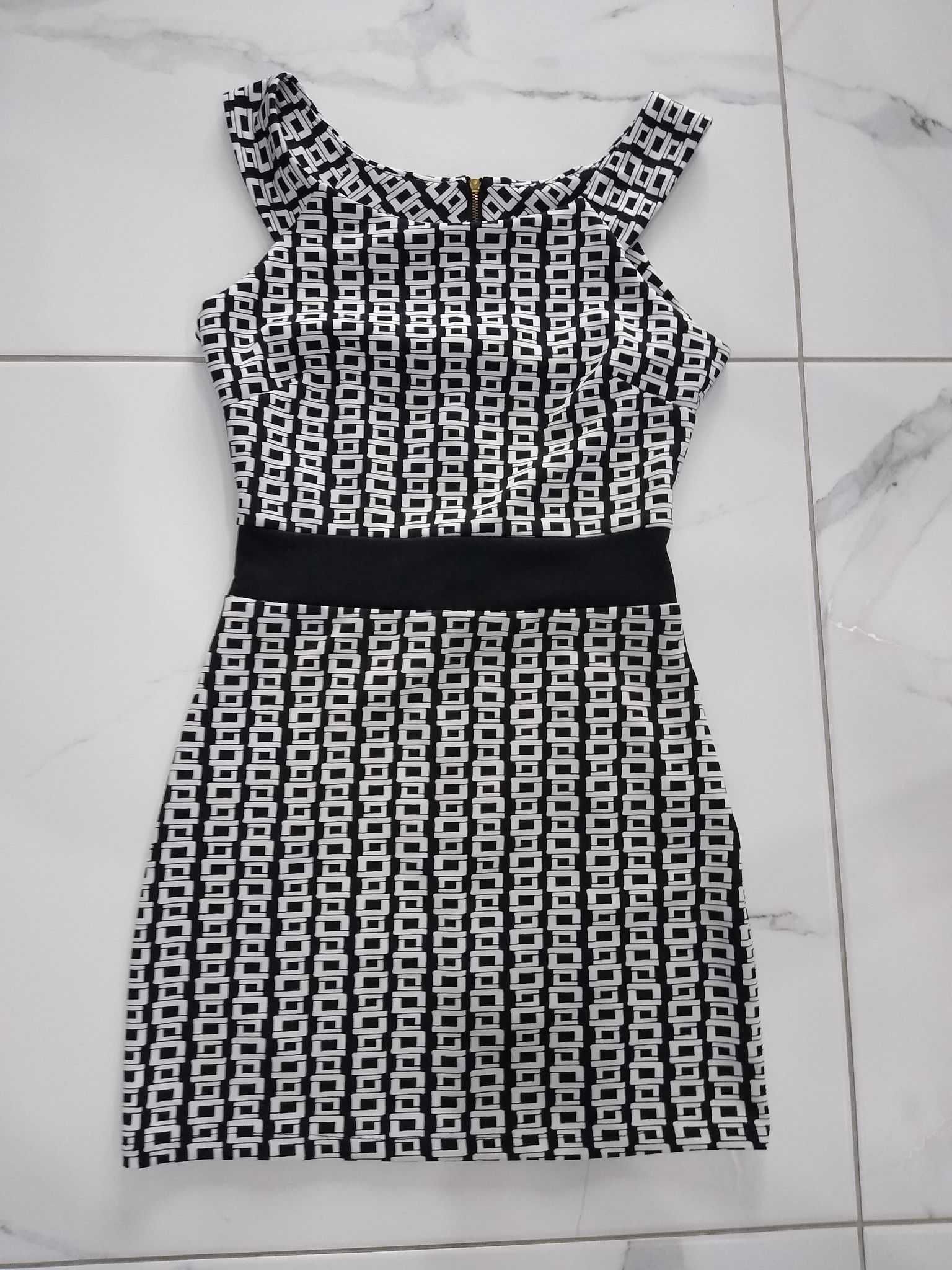 Sukienka w biało czarne wzory