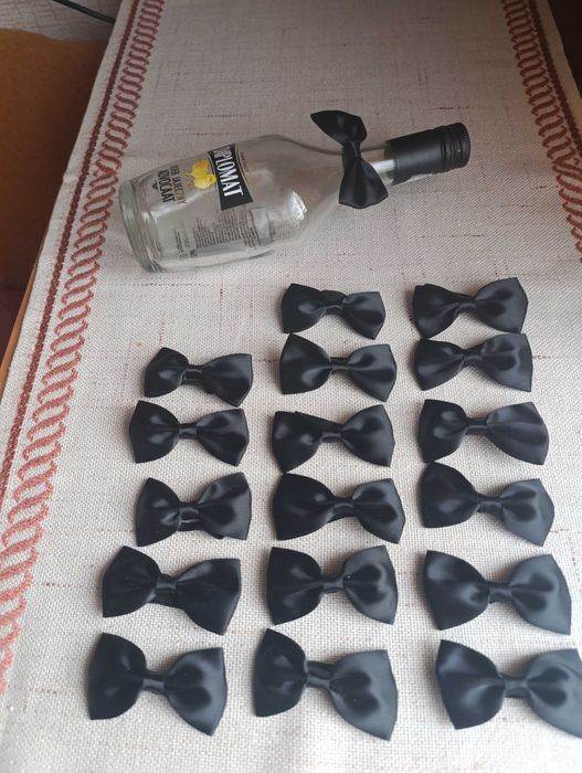 Ozdobne muszki - kokardki na butelkę wódki - 18 szt. za 20 zł.