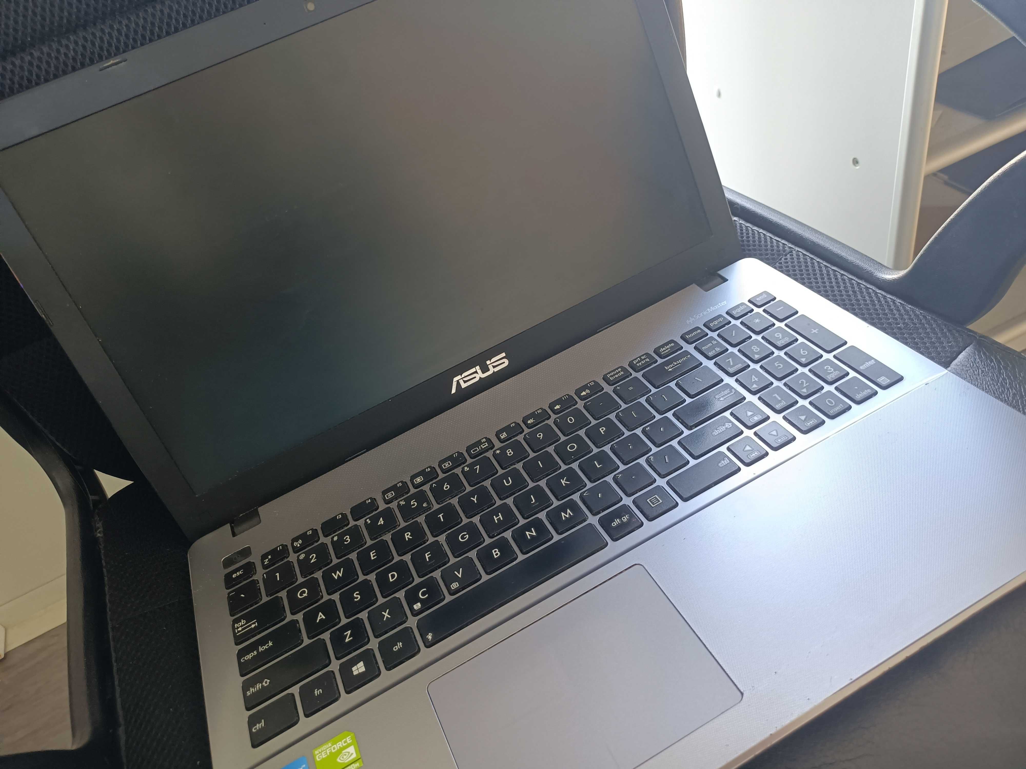 Sprzedam uszkodzony laptop Asus