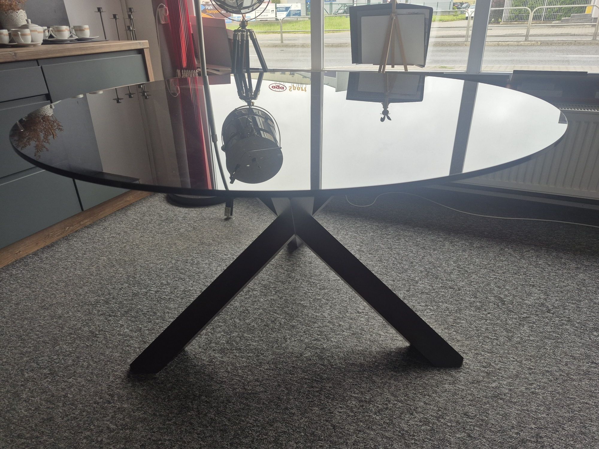 Stół okrągły z blatem szklanym średnica 140 cm kolor brąz.