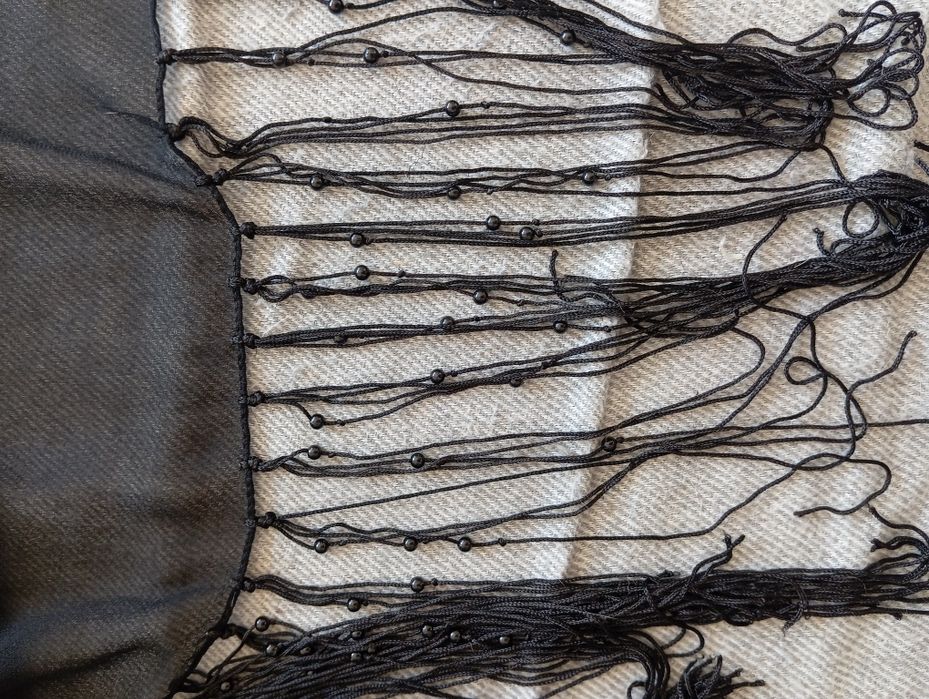 Elegancki szal z frędzlami