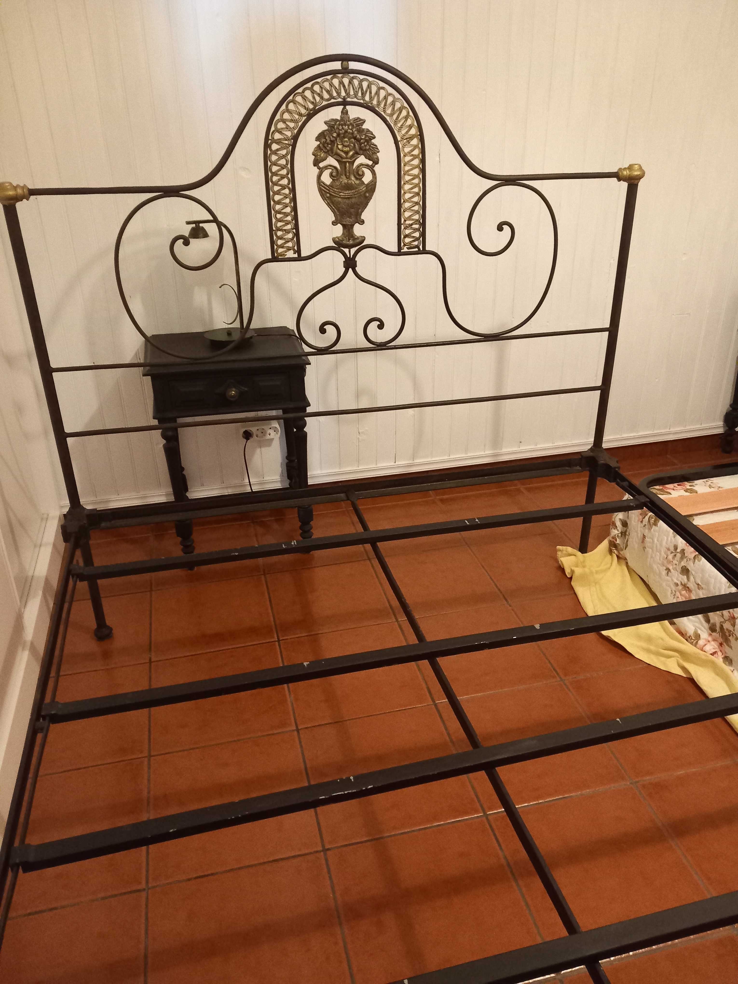 Cama de casal em Ferro