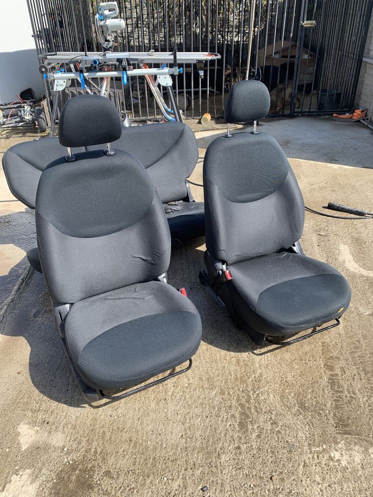 Komplet ladnych niewysiedzianych foteli Toyota Yaris