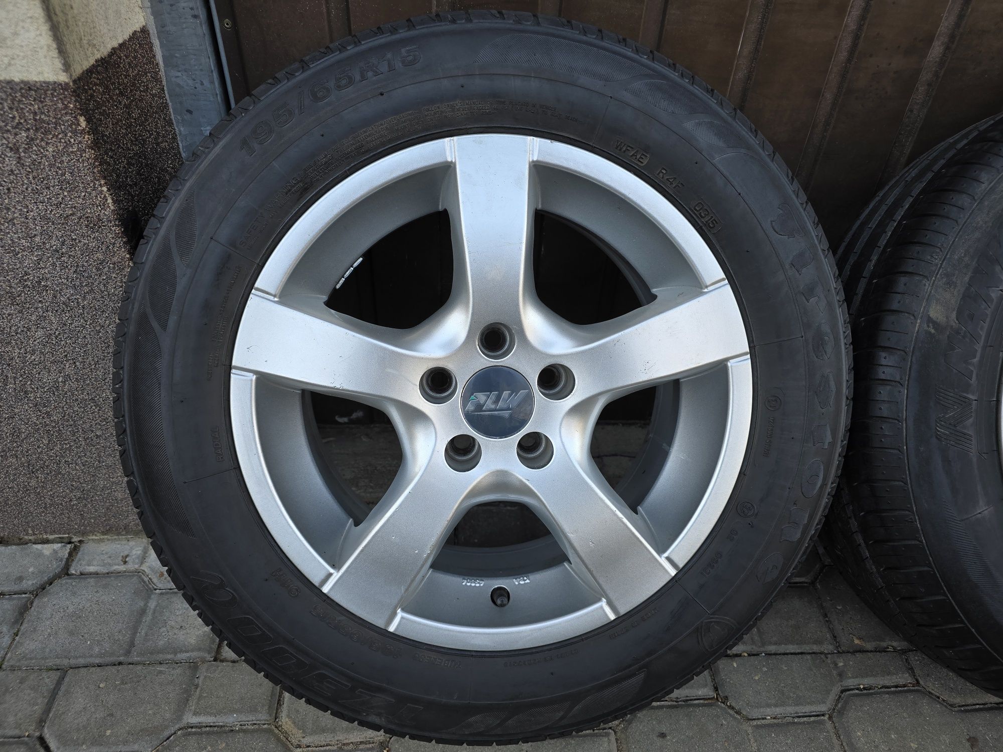 Felgi z oponami 195/65R15 VW Golf 4 5x100 New Beetle Audi A3 Octavia 1