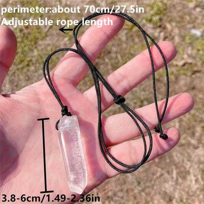 Naszyjnik z wisiorkiem z kryształu górskiego.