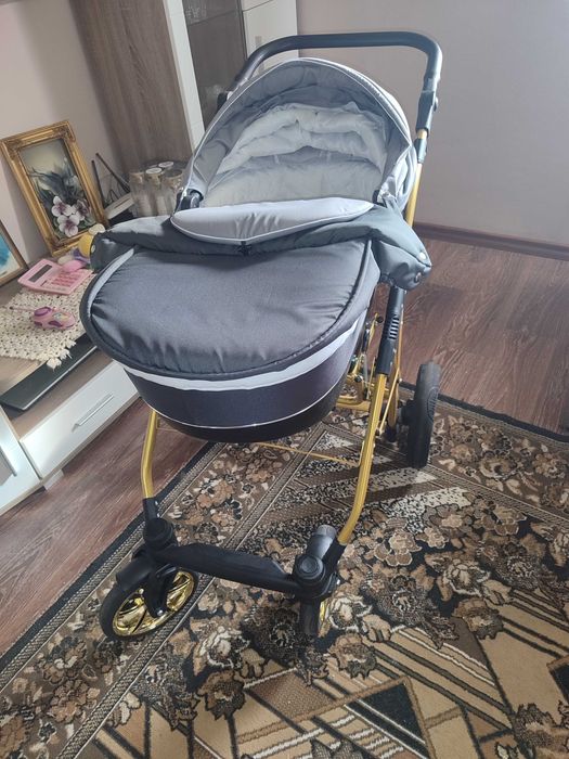 Продам коляску 2 в 1. Практично нова, у використанні була 4 місяці