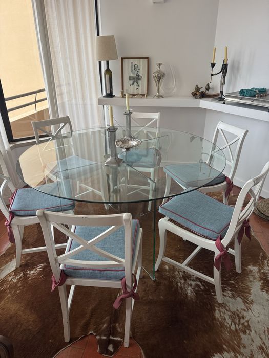 Mesa de jantar e cadeiras