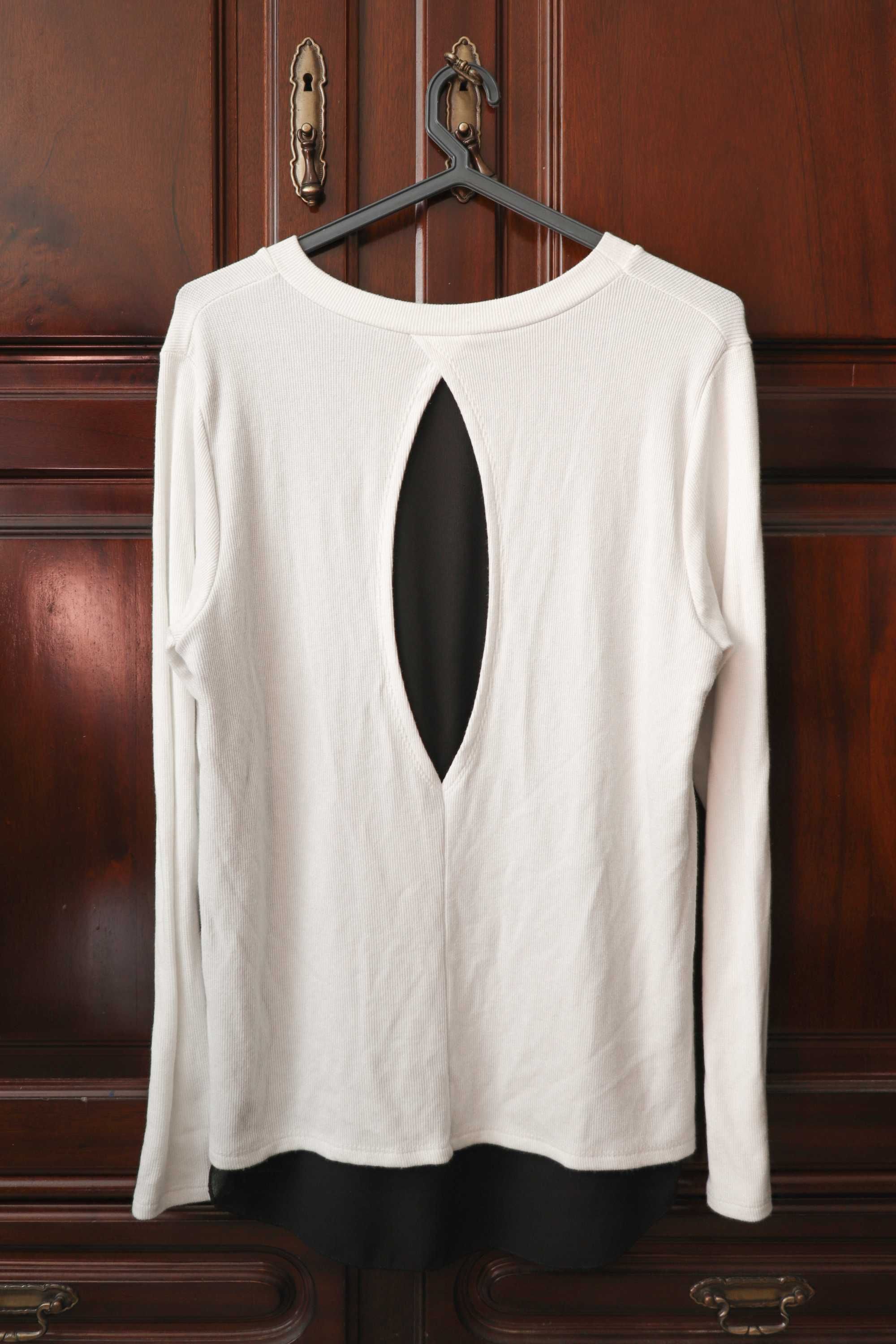 camisola branca com pormenor preto