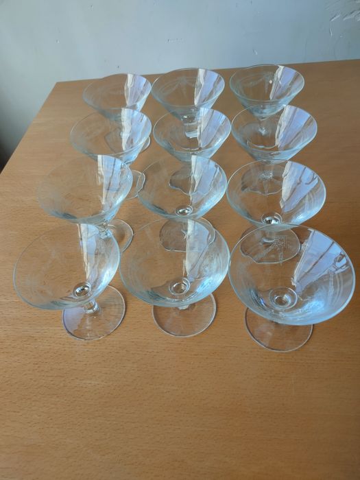 Conjunto de copos e taças antigas desenhadas á mão.