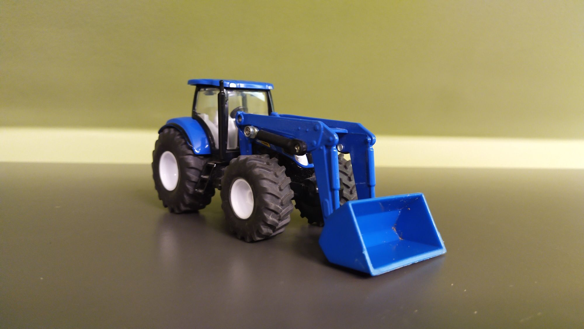 Siku traktor z turem new Holland 1 :50