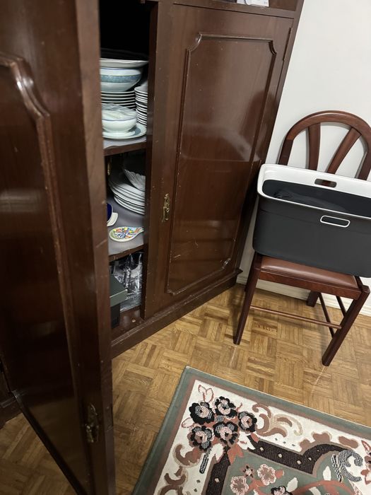 Moveis antigos, com cristaleira em bom estado.