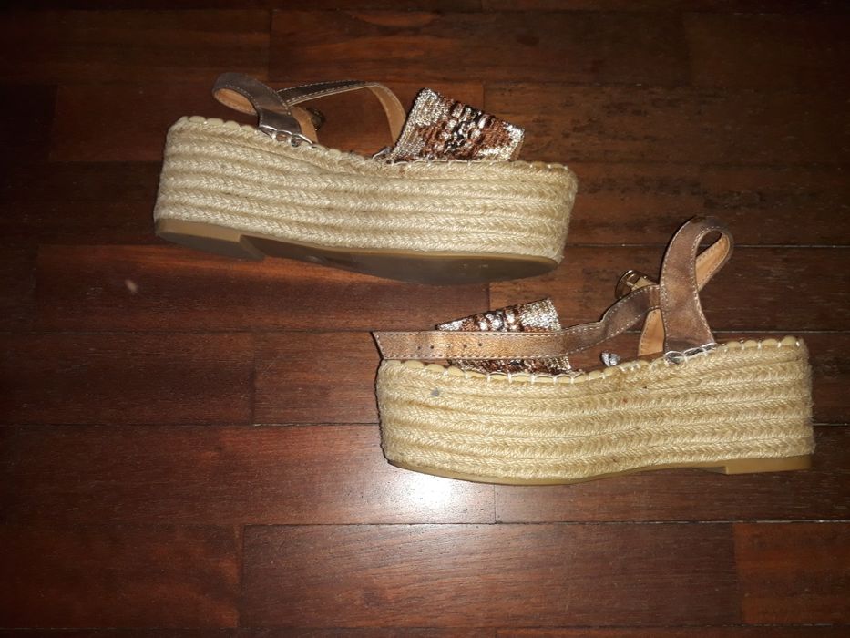 Sandalias em cunha como novas