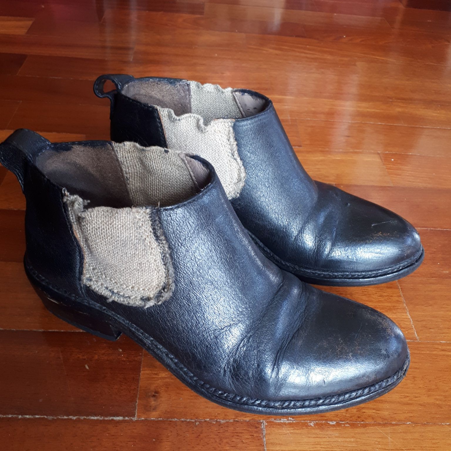 Botins em couro preto