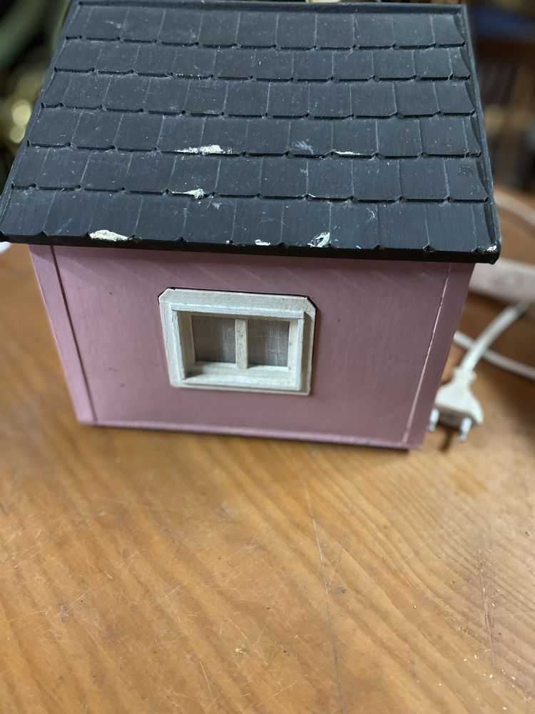 Candeeiro em Forma de Casinha Rosa – Peça Única