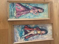 Conjunto de 2 quadros com ilustração de bonecas antigas