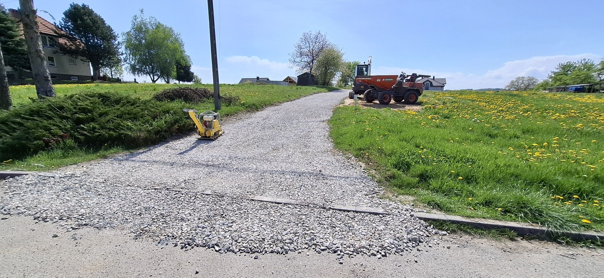 Roboty ziemne Wykopy Niwelacja Utwardzenie terenu koparka minikoparka