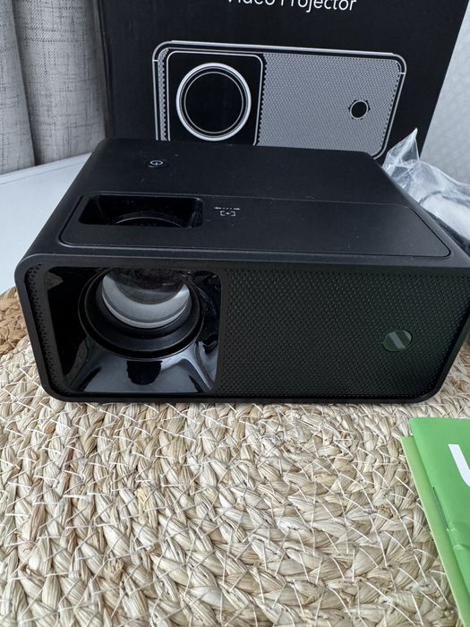 портативний мініпроєктор, призначений для домашнього кінотеатру