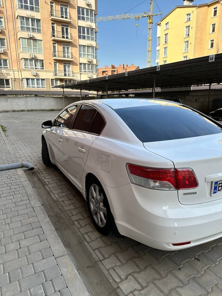 Toyota Avensis T27 2011