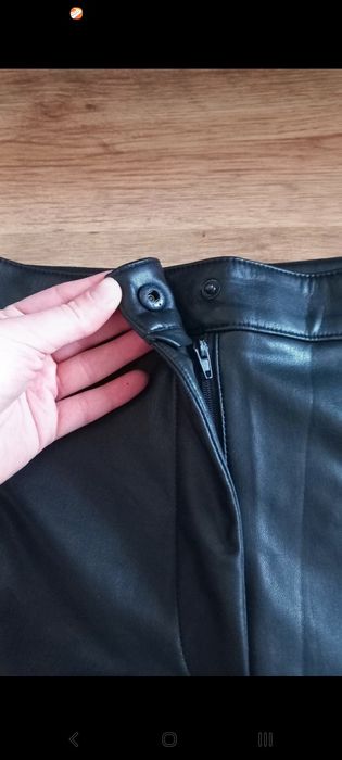 Czarne spodnie damskie woskowane rozmiar M 38 imitacja skórzane