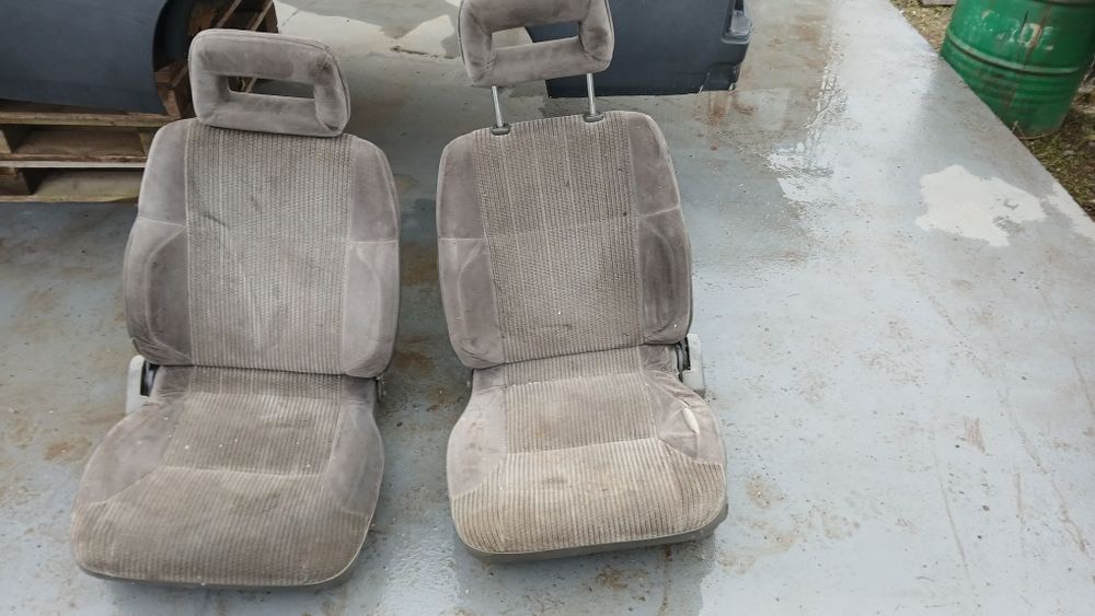 Nissan Terrano fotele przednie szara skóra.