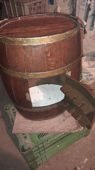 Stylowa beczka na alkohole.