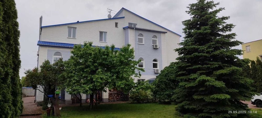 Продаж двох будинків 900 та 300 кв.м., фасад. Бортничі, Переяславська