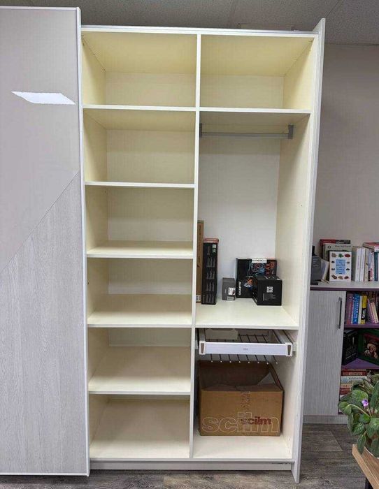 Продається виставкова шафа