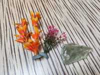 Kamień szklany i sztuczne rośliny