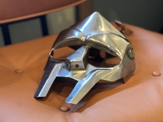 Máscara MF Doom metálica nova