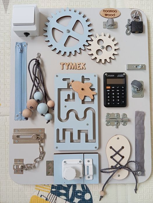 Tablica manipulacyjna Naanaa Wood błękitna dla chłopca