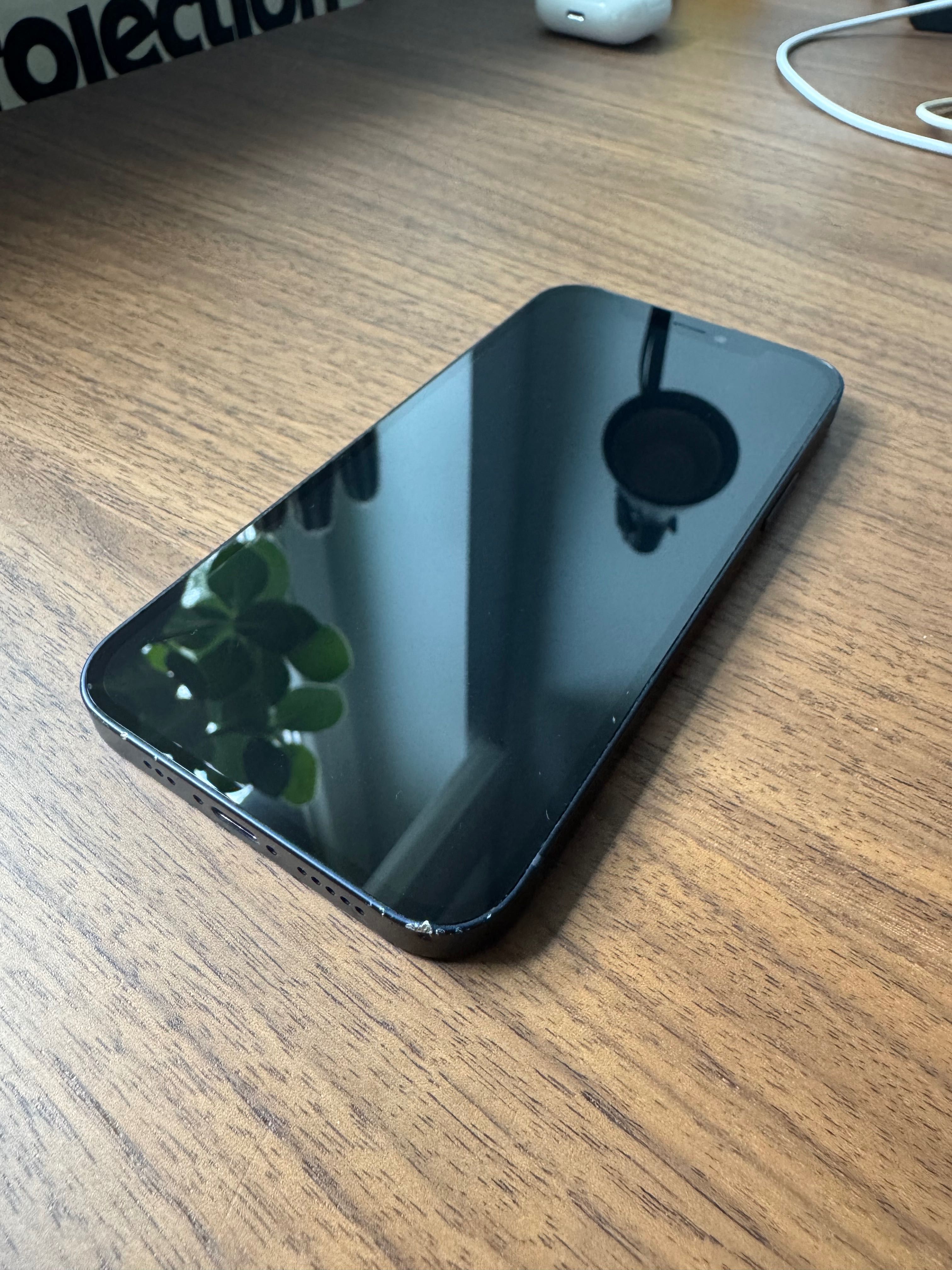 iPhone 12, bateria 87%